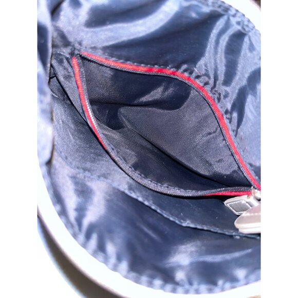 Nice Tommy Hilfiger Silver Crossbody Bag w/ Logo Accent Durable & Lightweight - Picture 6 of 9